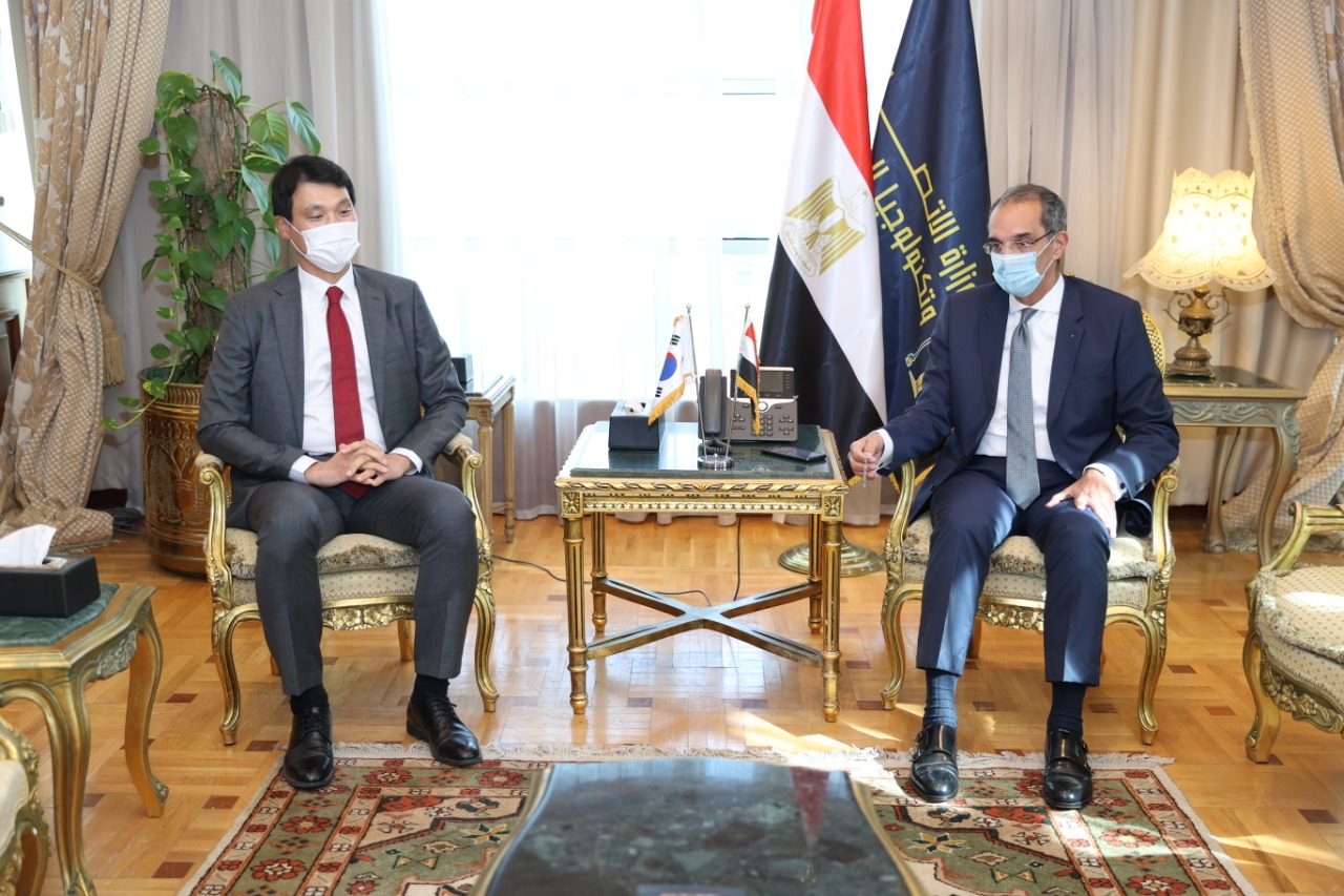 طلعت” يبحث مع سفير كوريا الجنوبية التعاون بمجالات الذكاء الاصطناعى والإلكترونيات