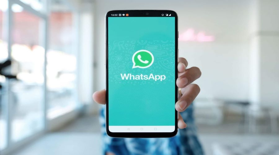«واتساب» توجه انتقادات حادة لـ «آبل» لهذا السبب