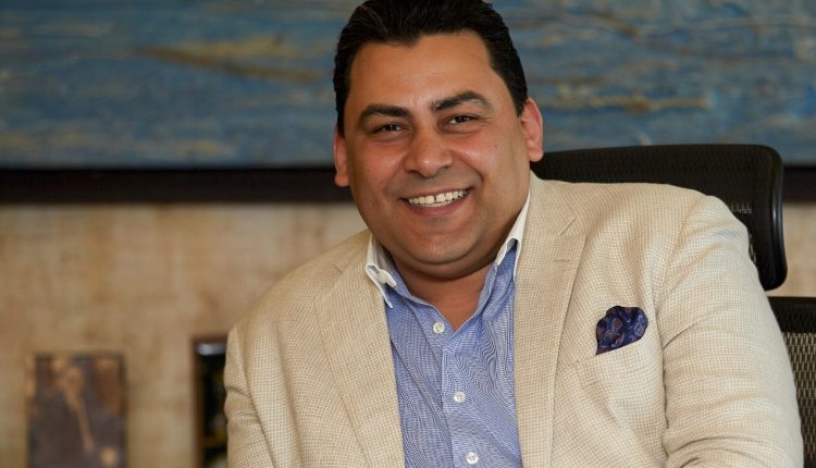 المهندس عادل حامد، العضو المنتدب والرئيس التنفيذي للشركة المصرية للاتصالات