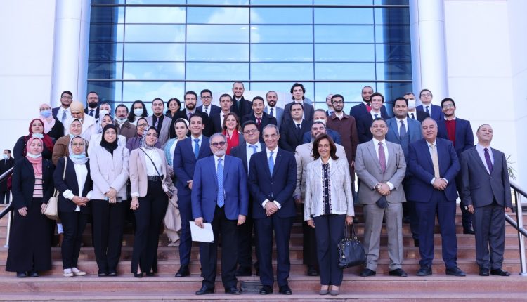 وزير الاتصالات يتوسط فريق عمل مركز الابتكار التطبيقى