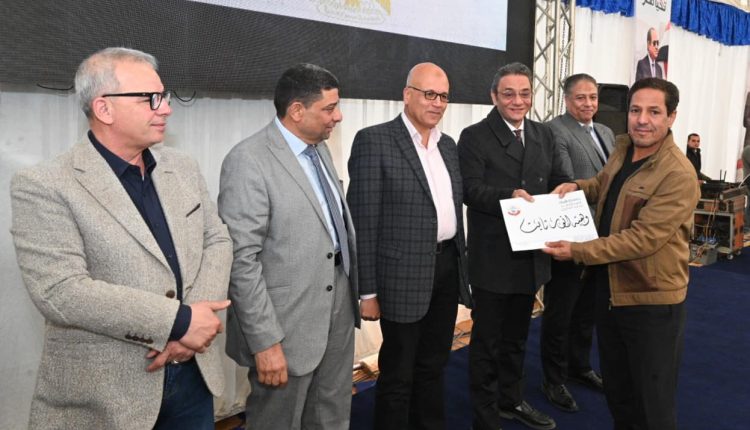 تسليم محاضر تقنين أوضاع المواطنين بأراضي منطقة الرابية
