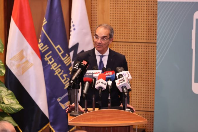الدكتور عمرو طلعت وزير الاتصالات 