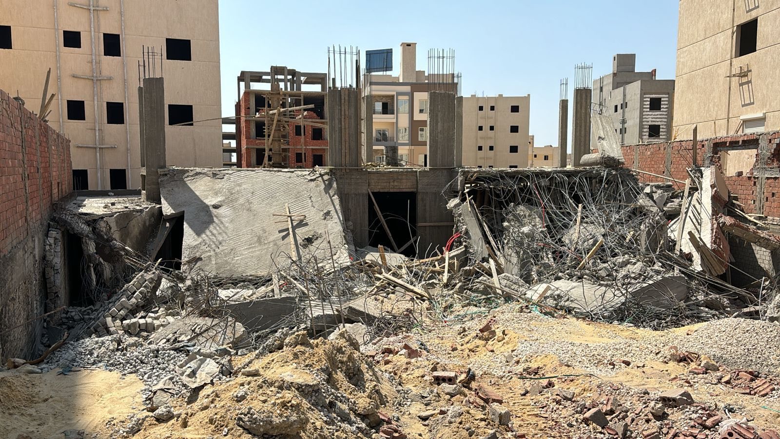 استمرار الحملات اليومية خلال إجازة عيد الأضحى لإزالة المخالفات بالقاهرة الجديدة إزالة المخالفات بالقاهرة الجديدة