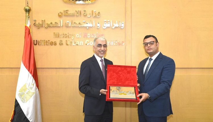 المهندس شريف الشربيني وزير الإسكان وإبراهيم الحواج وزير الأشغال البحريني
