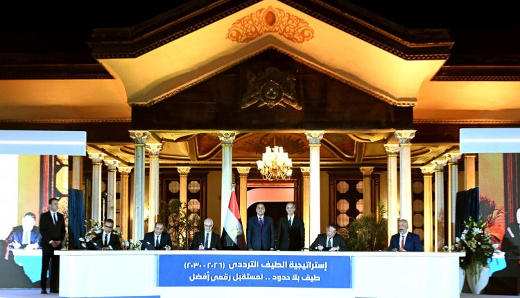 جانب من توقيع الاتفاقية