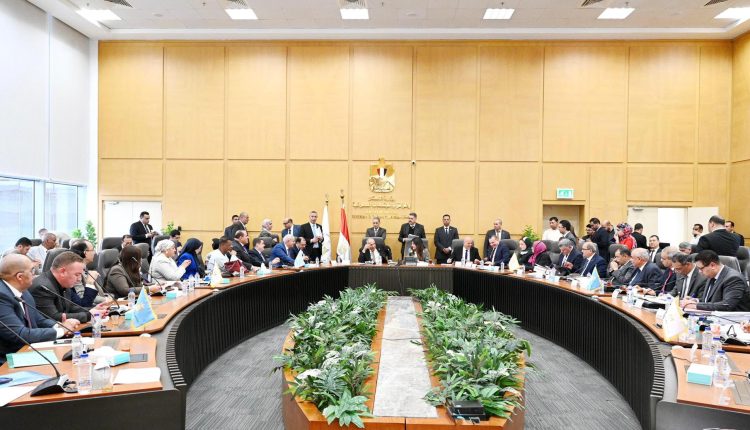 وزيرة الإسكان والنواب
