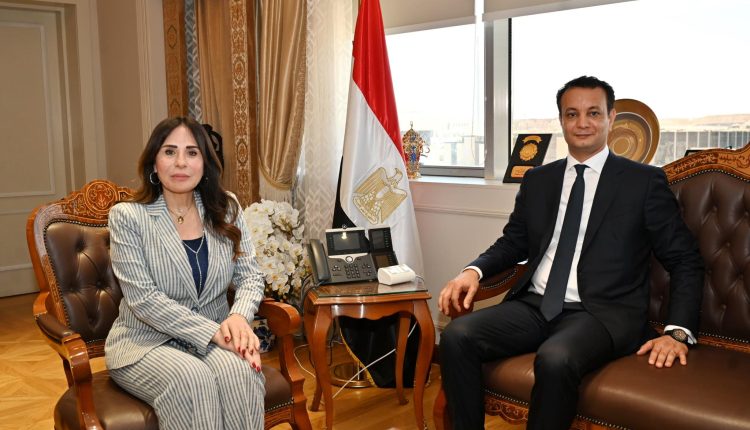 المهندسة راندة المنشاوي وزيرة الإسكان والمهندس بلقاسم خليفة حفتر مدير عام صندوق التنمية وإعادة إعمار ليبيا